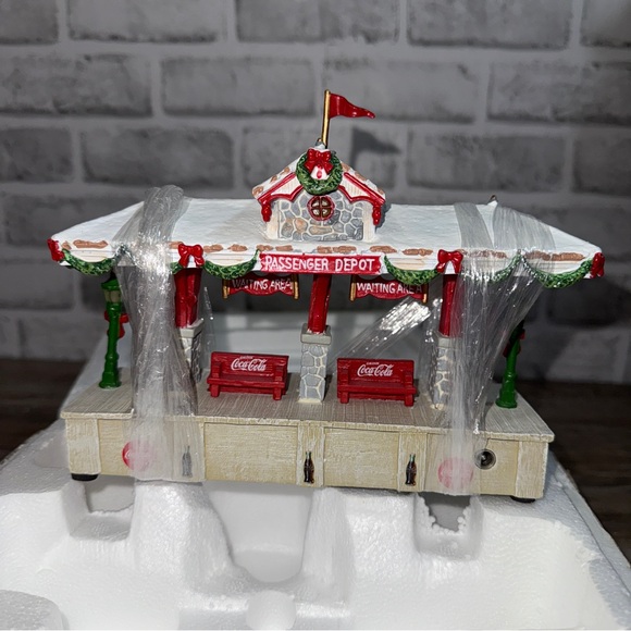 Hawthorne Village Coca Cola Passenger Depot w/ Lights
Open box, never used - Picture 6 of 8